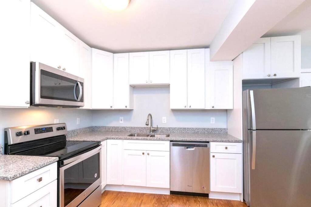 Entire House King Bed near Downtown Free Parking view 5