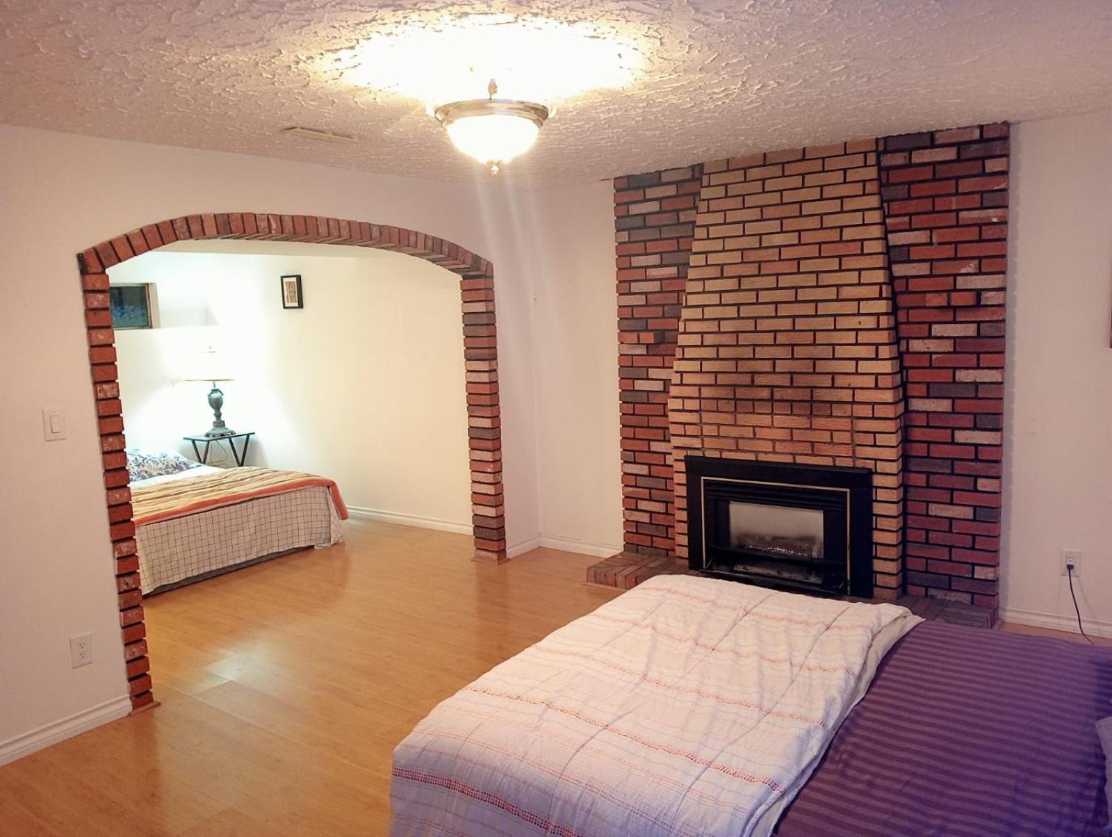 Year End Sale- Cheap & Deluxe Room Near Surrey Mall