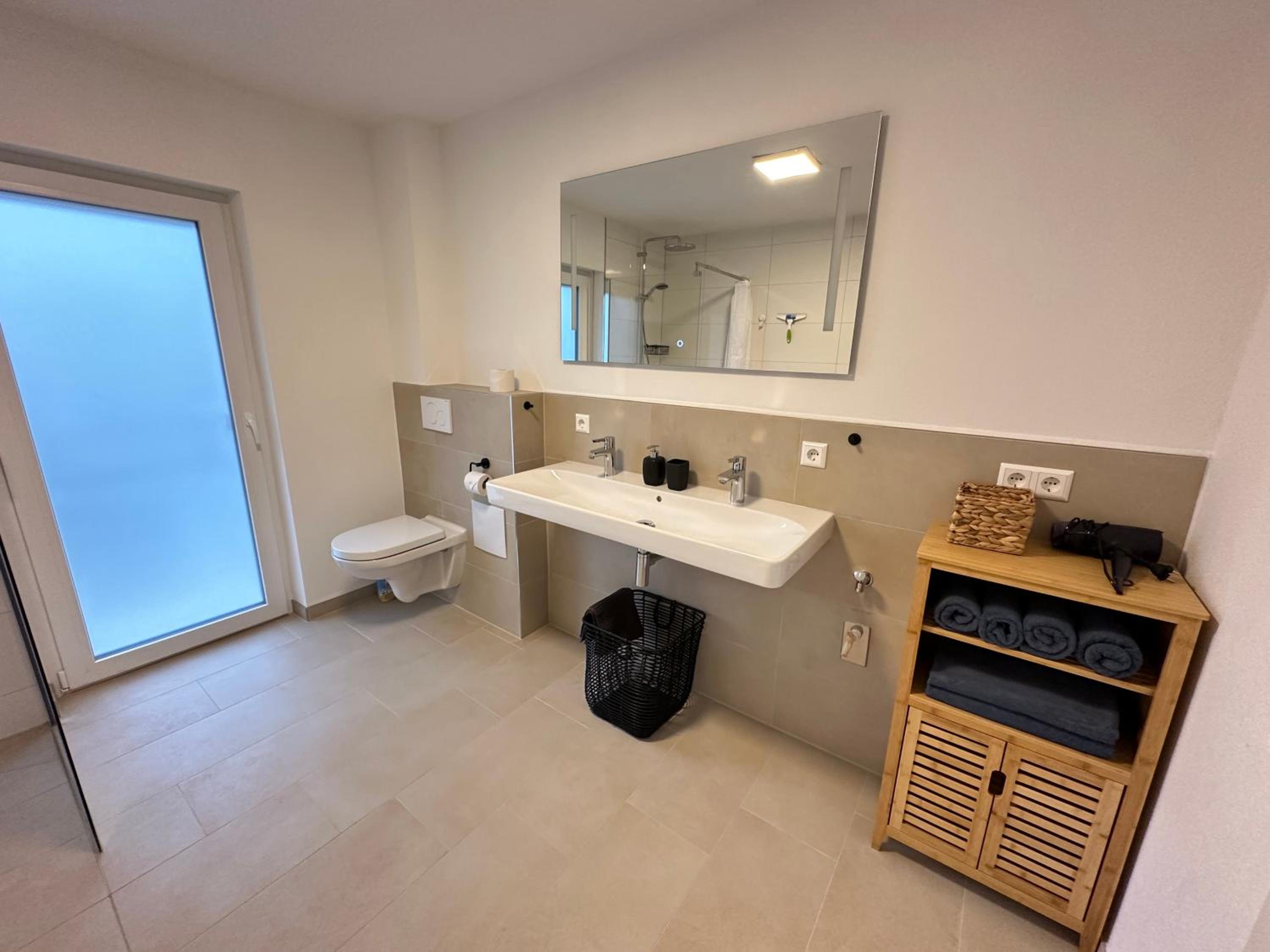 Modernes 2-Schlafzimmer Business EG Wohnung in Ehningen, IBM, Mercedes-Benz Sindelfingen, S-Bahn und A81 mit Parkplatz