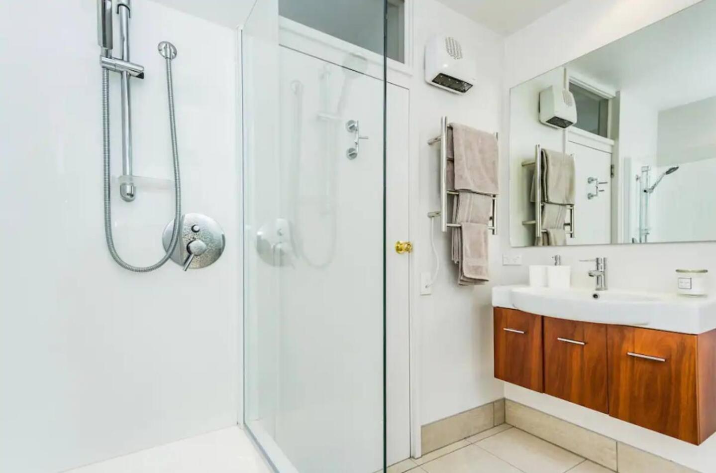 Luxury Home, Modern Living view 3