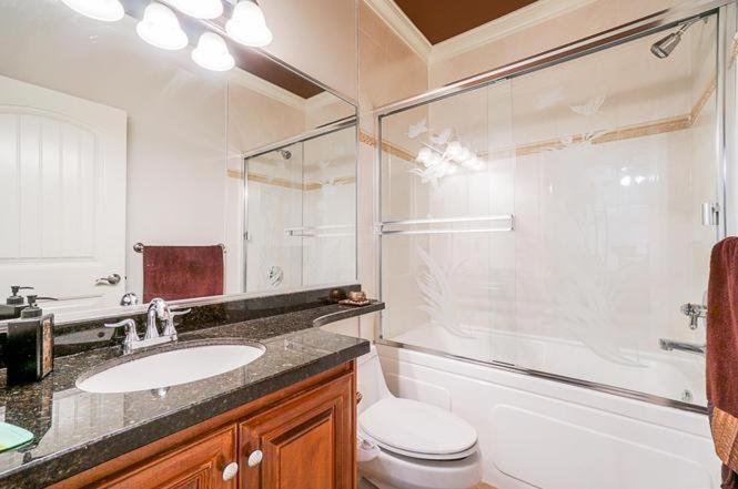 Deluxe Family Rooms in the best neighborhood in Surrey