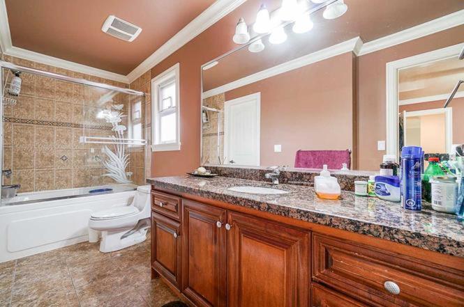 Deluxe Family Rooms in the best neighborhood in Surrey