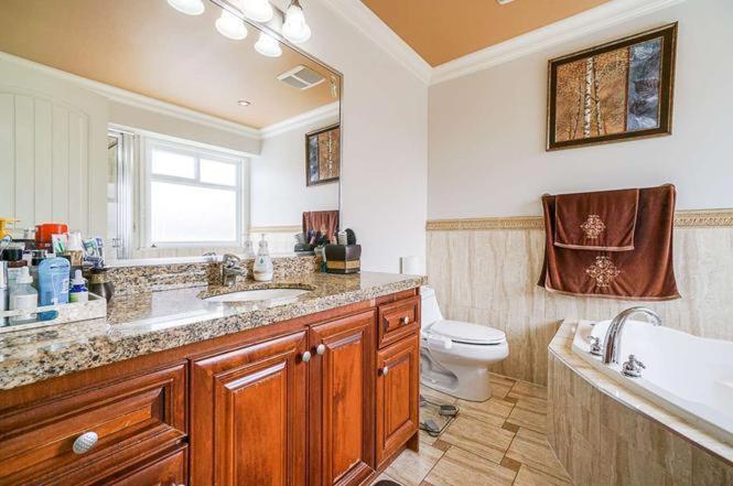 Deluxe Family Rooms in the best neighborhood in Surrey