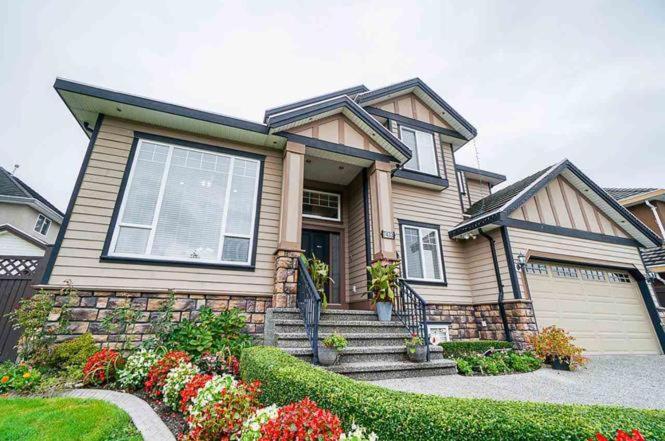 Deluxe Family Rooms in the best neighborhood in Surrey