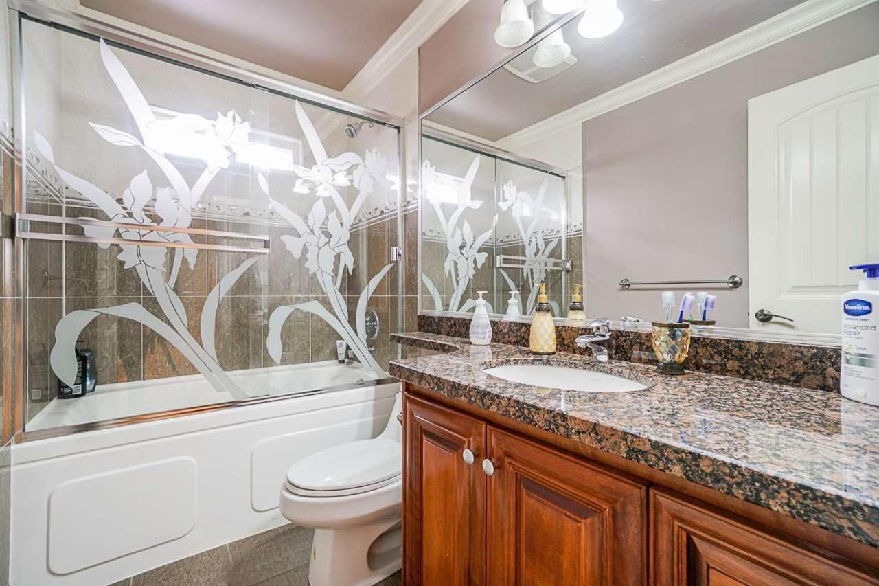 Deluxe Family Rooms in the best neighborhood in Surrey