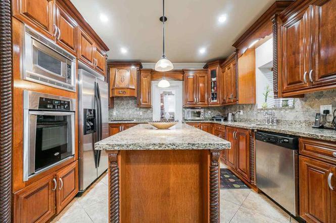 Deluxe Family Rooms in the best neighborhood in Surrey