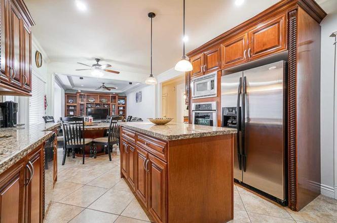 Deluxe Family Rooms in the best neighborhood in Surrey