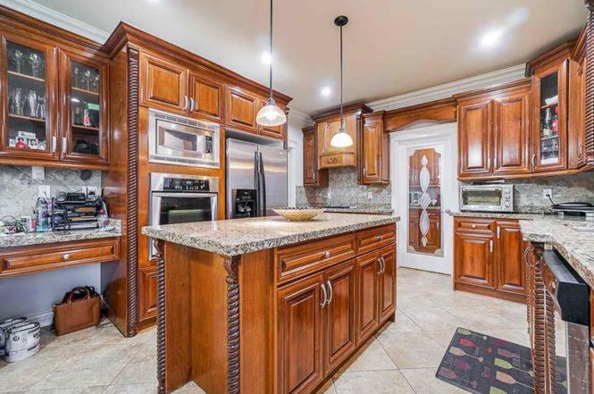 Deluxe Family Rooms in the best neighborhood in Surrey