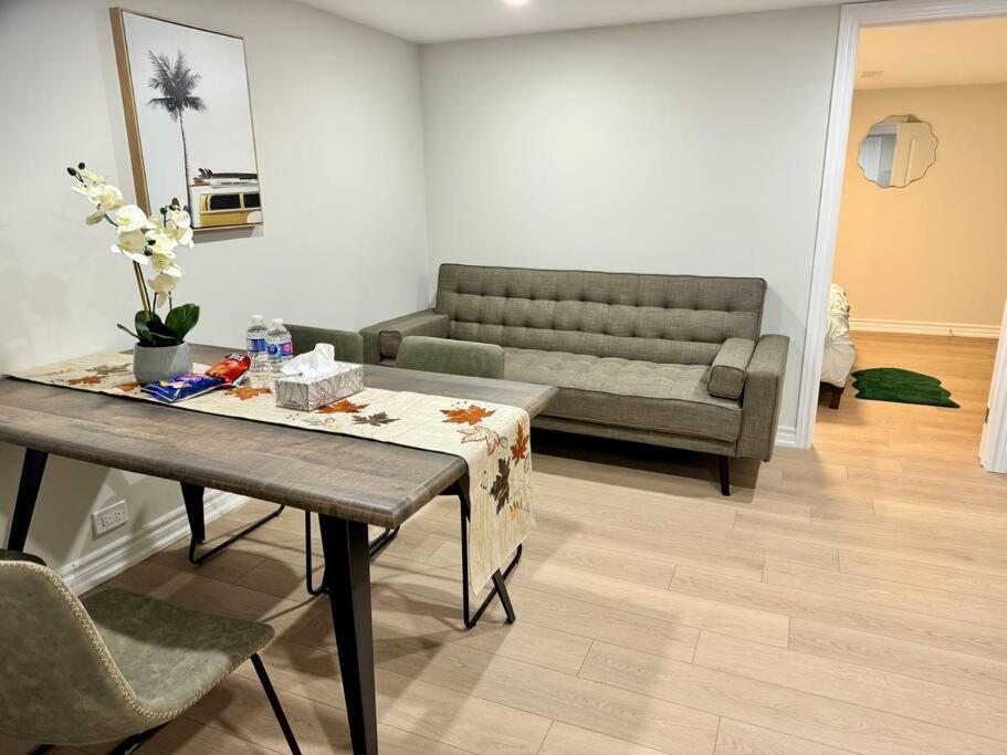 Renovated - Private Entrance & Kitchen - 1 Bedroom