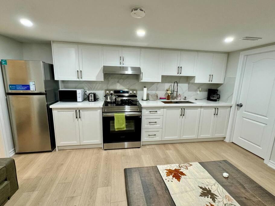 Renovated - Private Entrance & Kitchen - 1 Bedroom