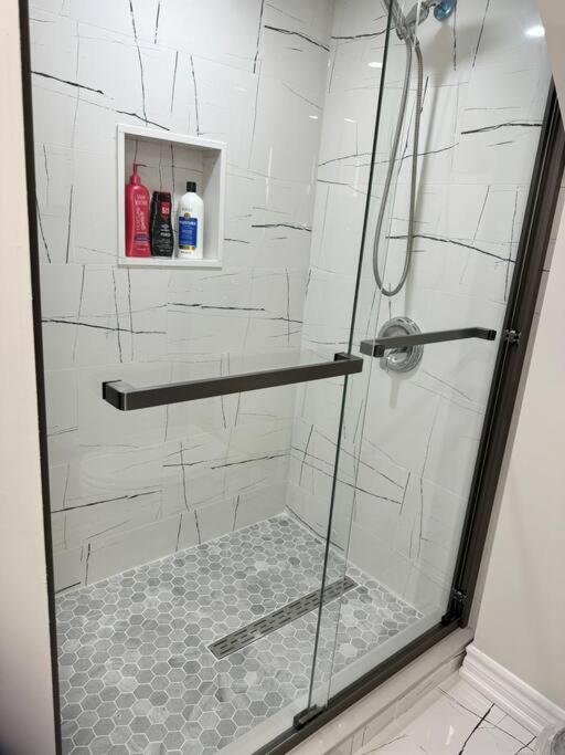 Renovated - Private Entrance & Kitchen - 1 Bedroom