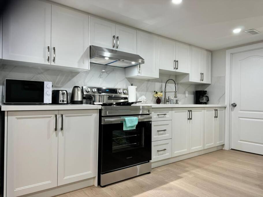 Renovated - Private Entrance & Kitchen - 1 Bedroom