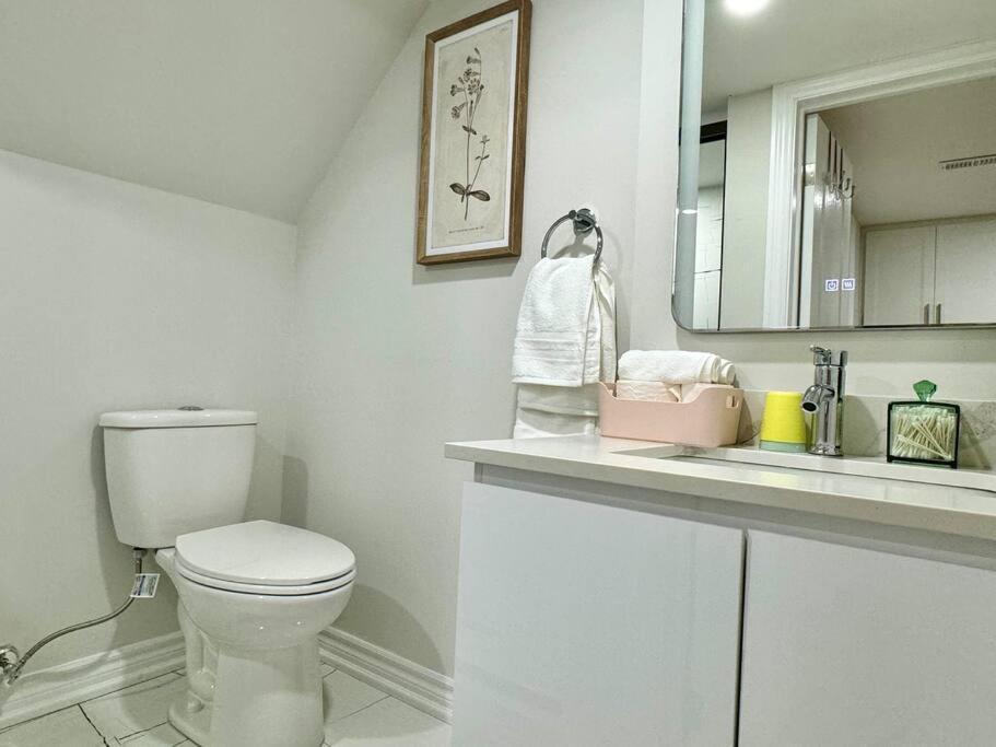 Renovated - Private Entrance & Kitchen - 1 Bedroom