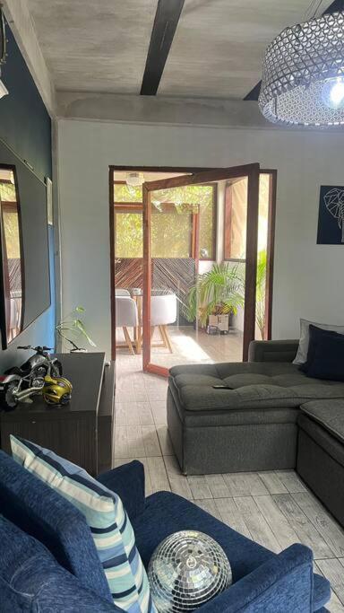La Casita Debajo del Mango