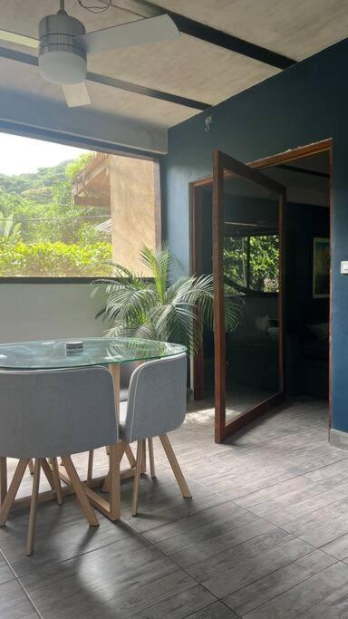 La Casita Debajo del Mango