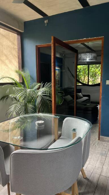 La Casita Debajo del Mango