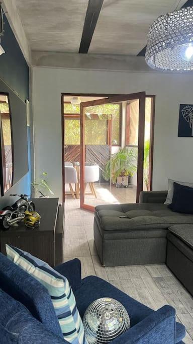 La Casita Debajo del Mango