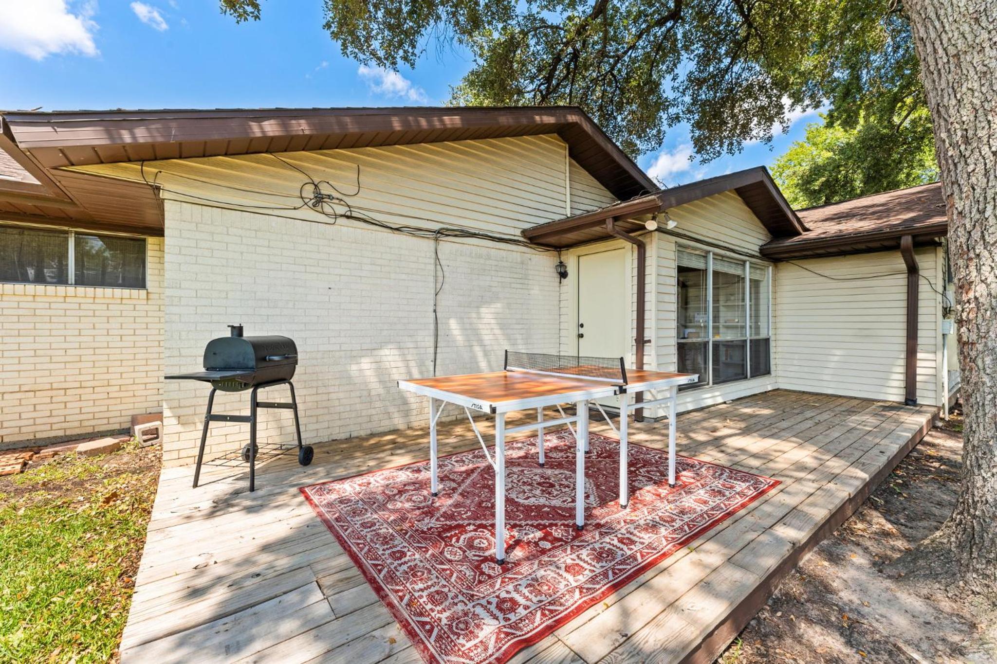 Hotel 1 Mile to Texas A&M & Kyle Field - 5BD with Pingpong Table, Firepit and parking for 8 cars! - Image 1