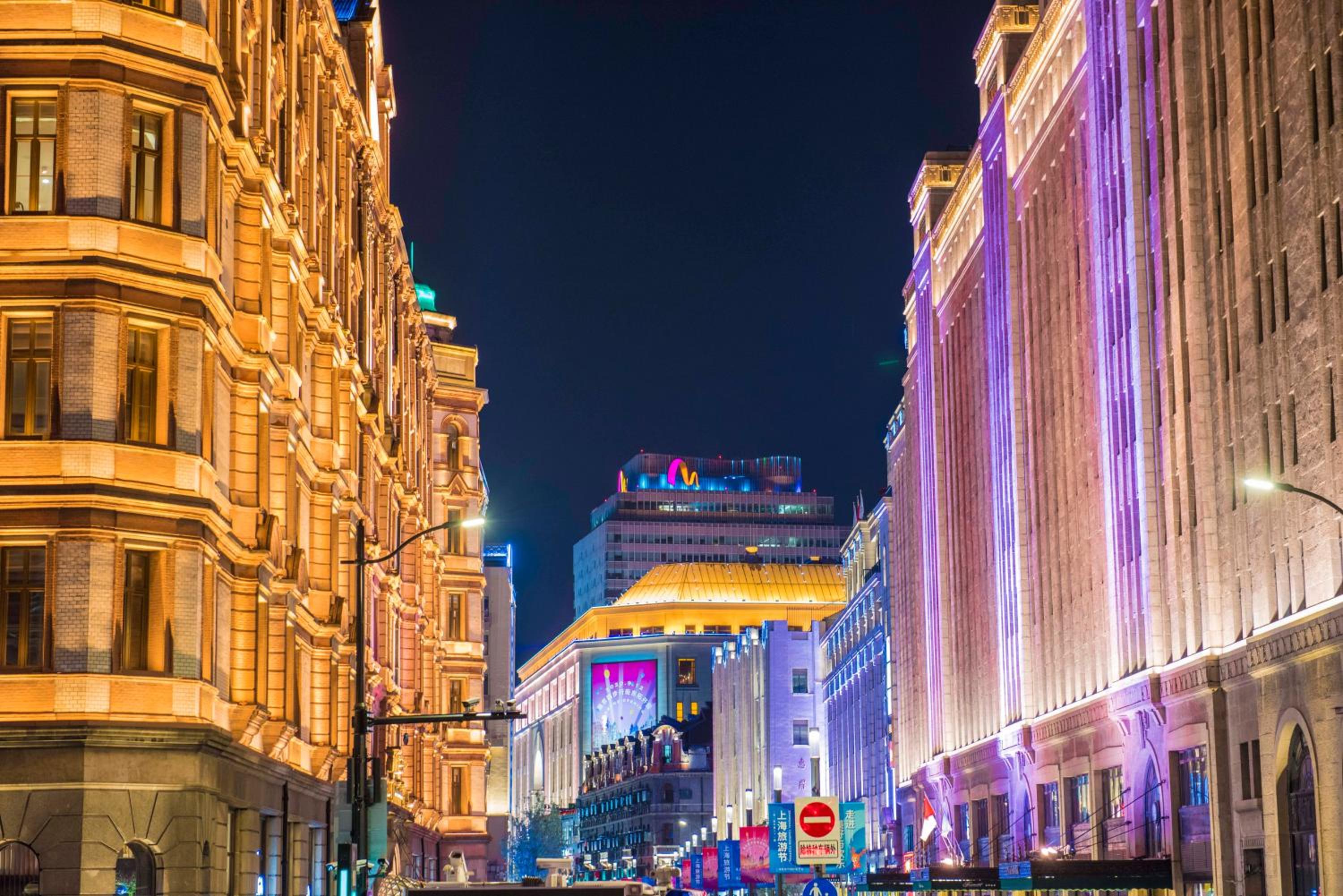 Molly House-Right on Nanjing East Road the Bund 2-Bedrooms with Elevator Apart ment Near the subway