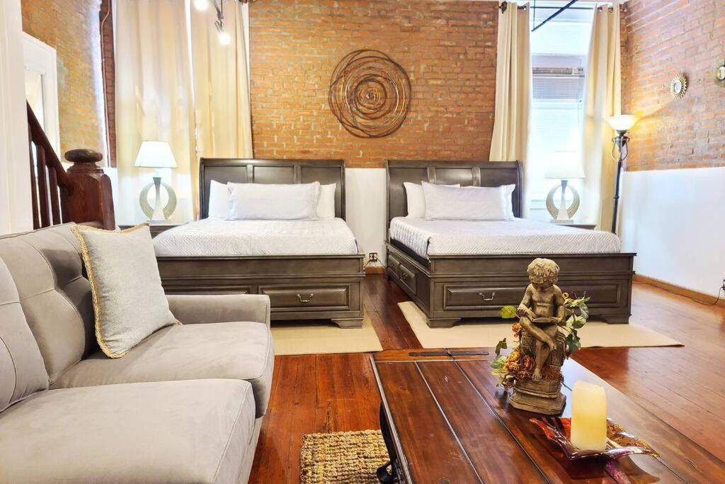 New Orleans Vacations - Romantic Downtown New Orleans Cupid Suite 2 min FQ - Property Image 1