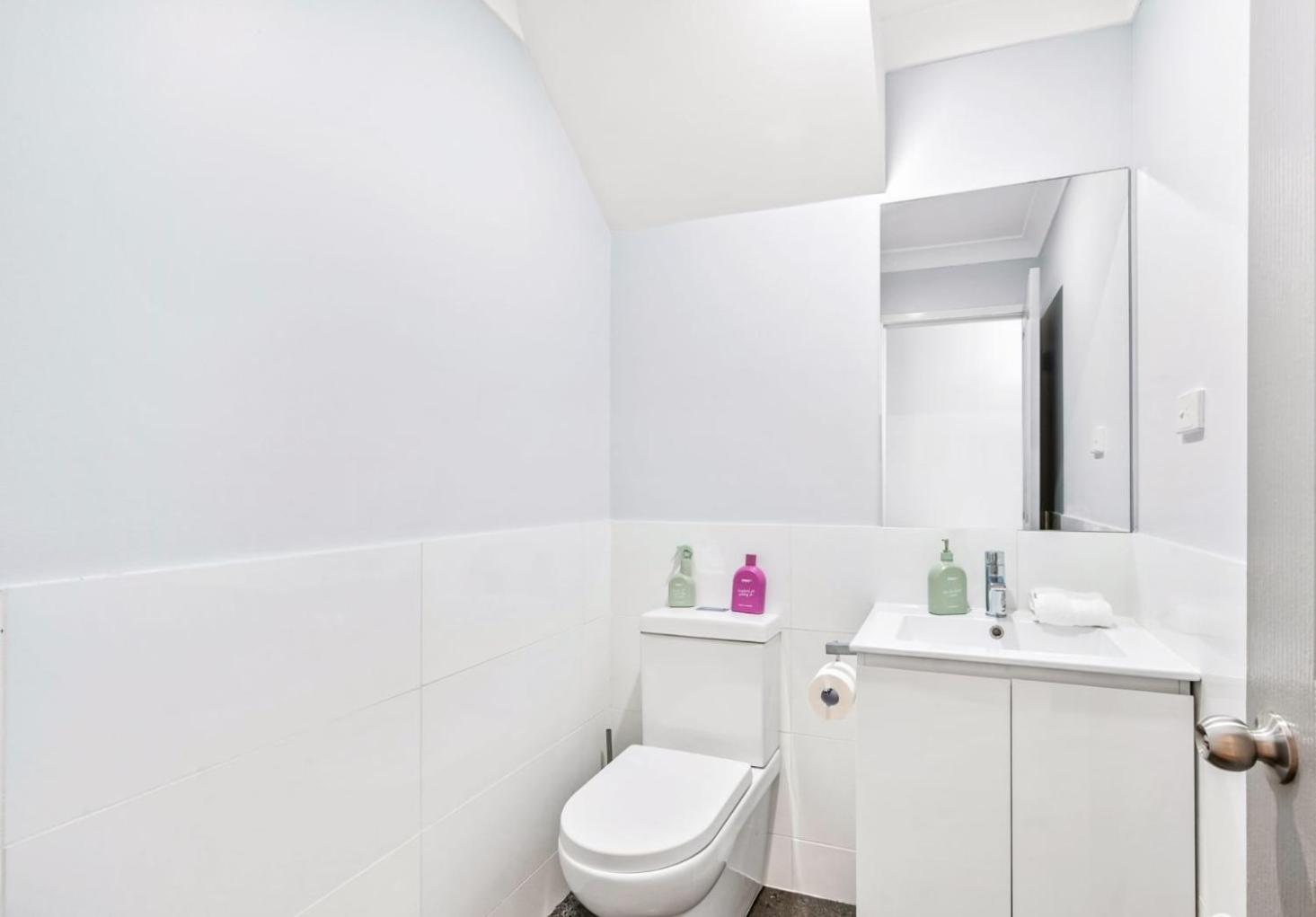 Cheerful 4-bedroom family retreat in Caves Beach