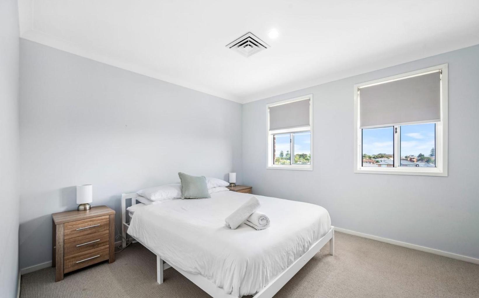 Cheerful 4-bedroom family retreat in Caves Beach