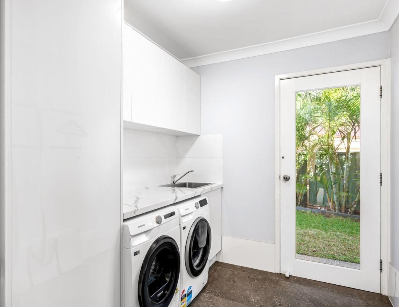 Cheerful 4-bedroom family retreat in Caves Beach