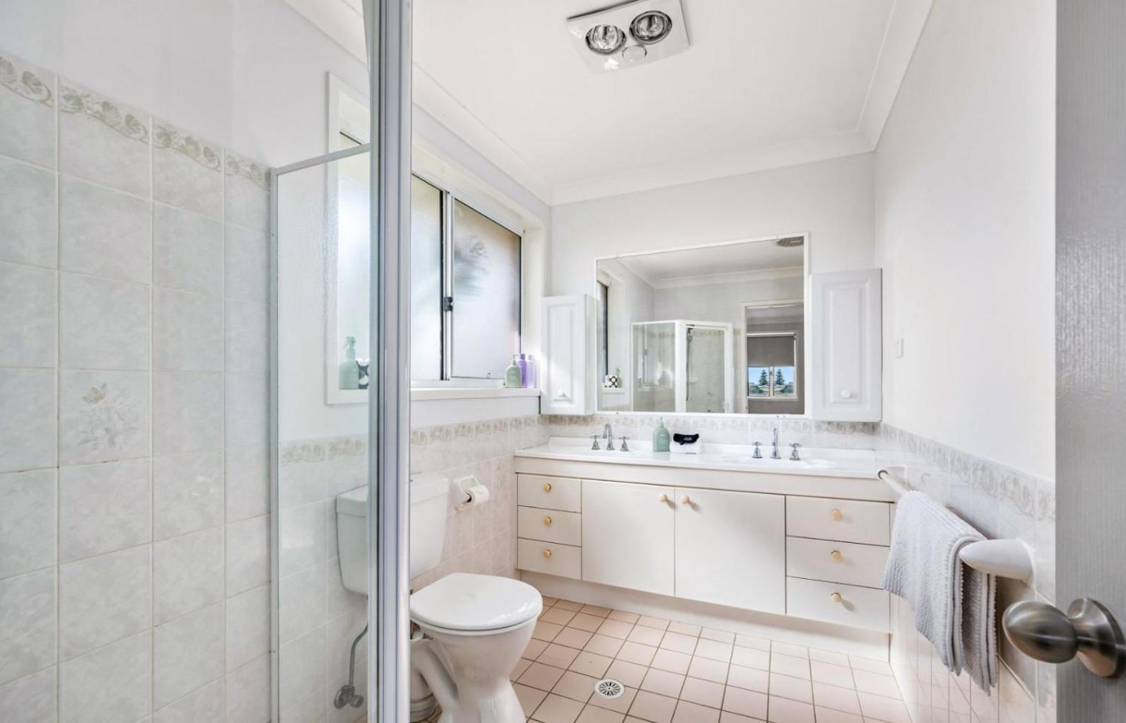 Cheerful 4-bedroom family retreat in Caves Beach