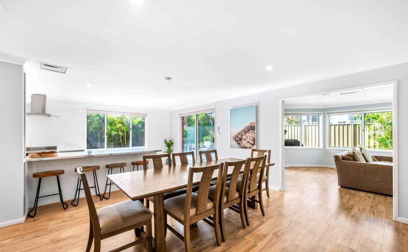 Cheerful 4-bedroom family retreat in Caves Beach