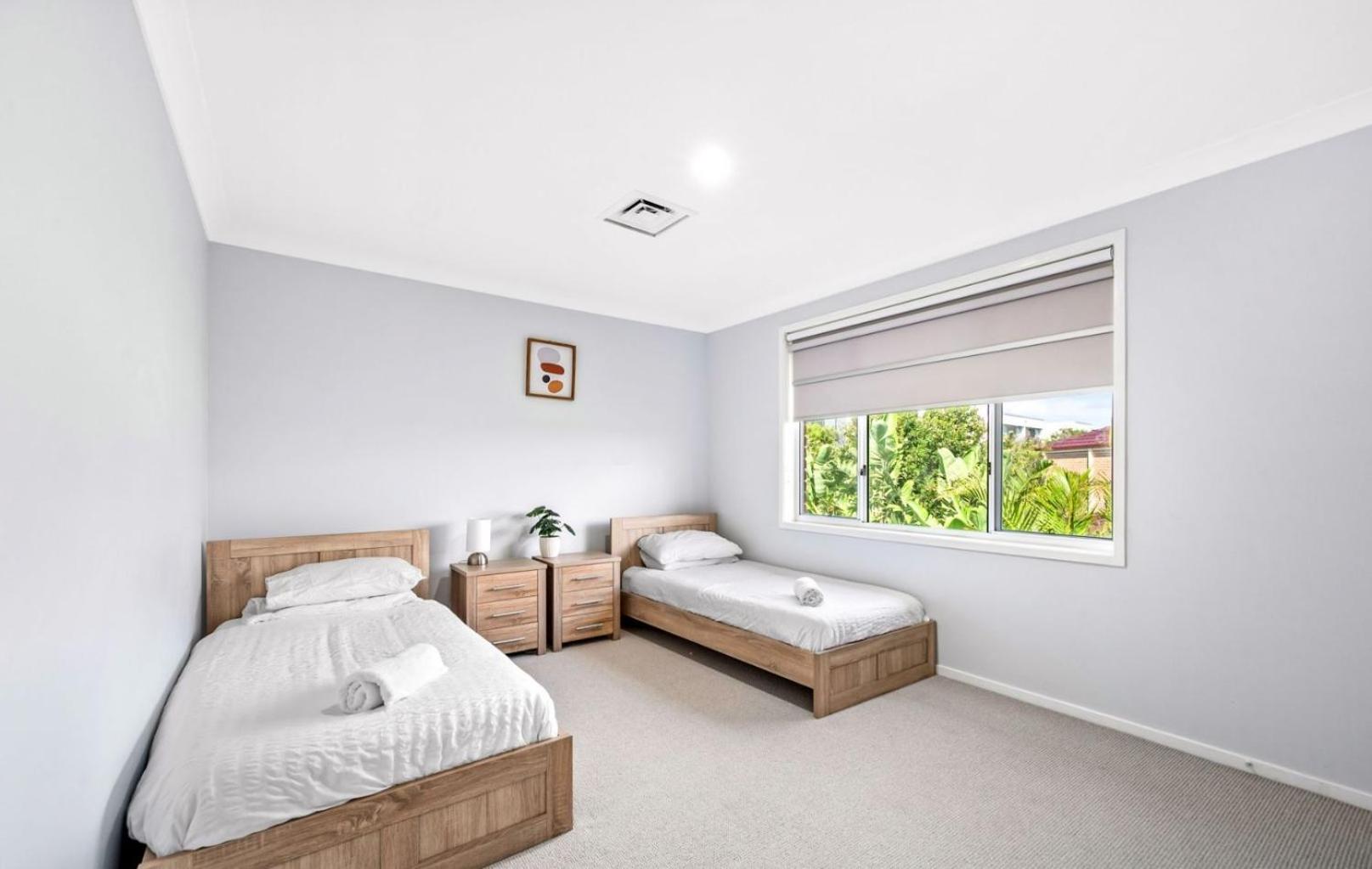Cheerful 4-bedroom family retreat in Caves Beach