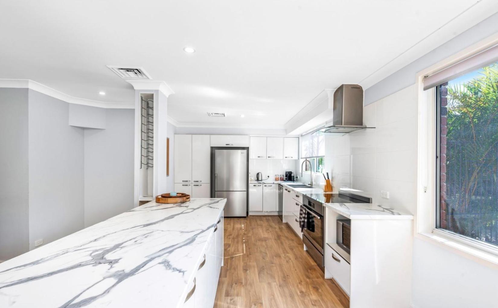 Cheerful 4-bedroom family retreat in Caves Beach