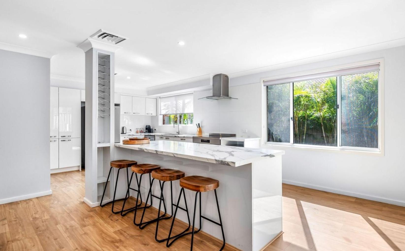 Cheerful 4-bedroom family retreat in Caves Beach