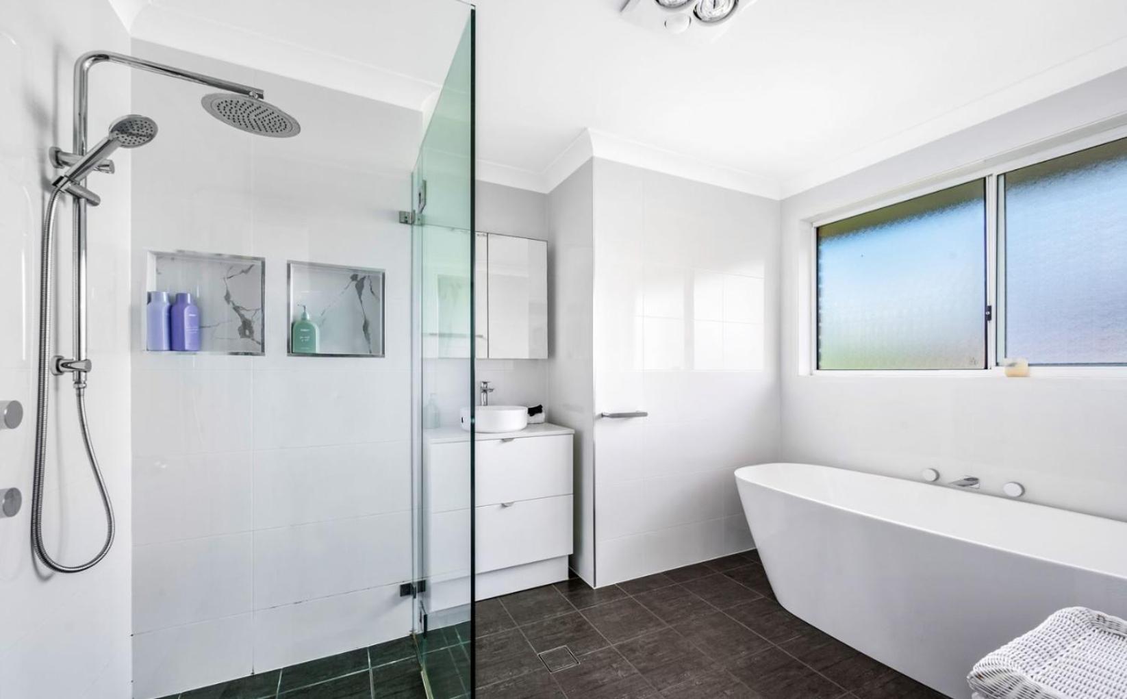 Cheerful 4-bedroom family retreat in Caves Beach