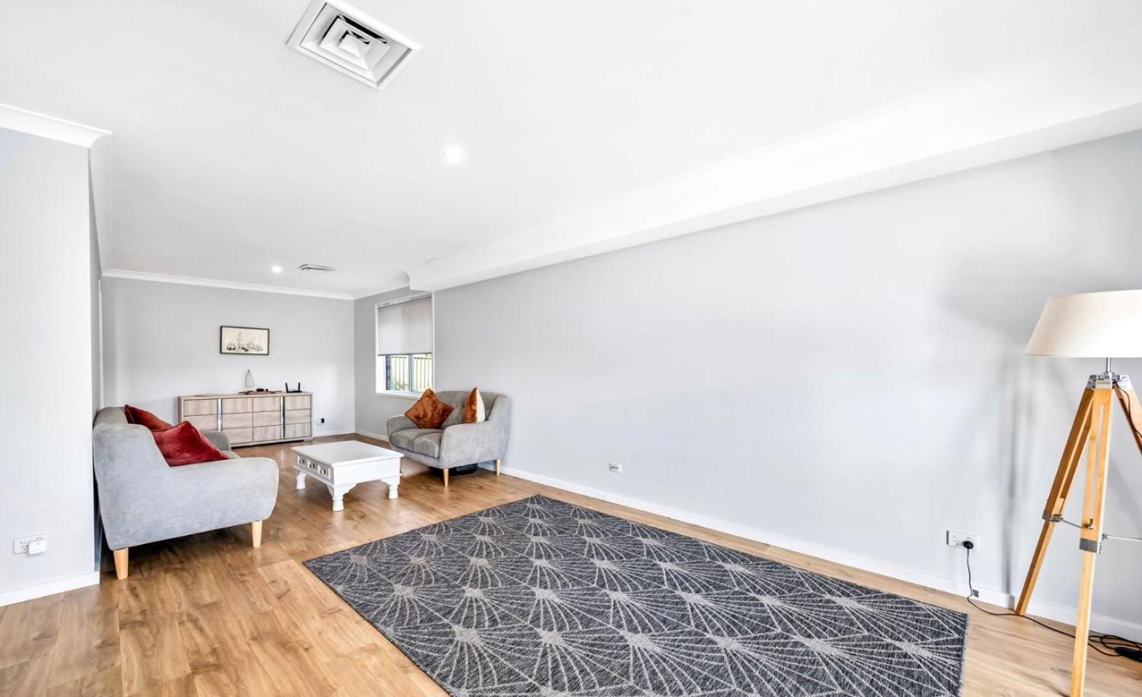 Cheerful 4-bedroom family retreat in Caves Beach