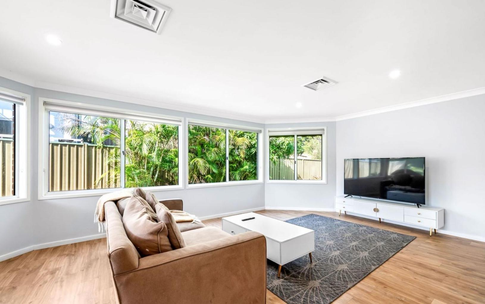 Cheerful 4-bedroom family retreat in Caves Beach