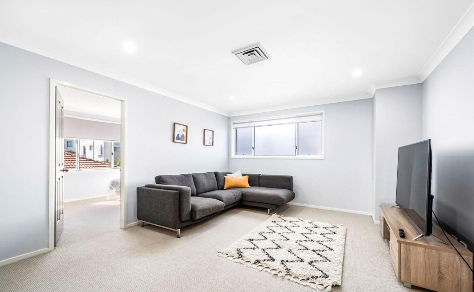Cheerful 4-bedroom family retreat in Caves Beach