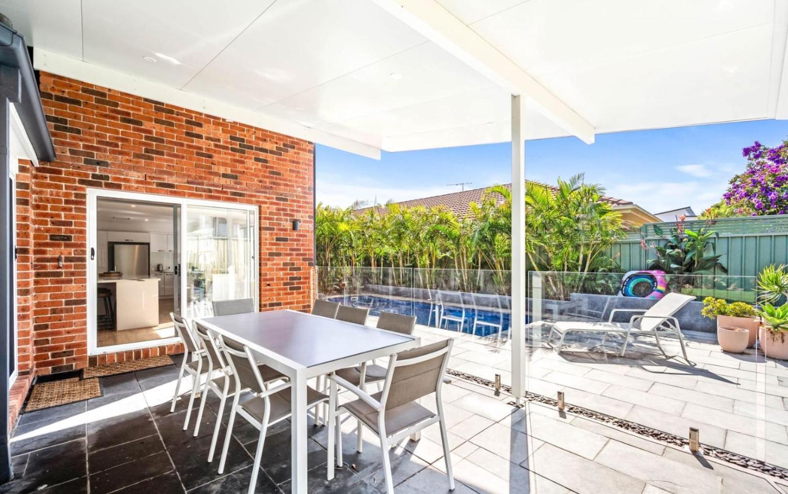 Cheerful 4-bedroom family retreat in Caves Beach
