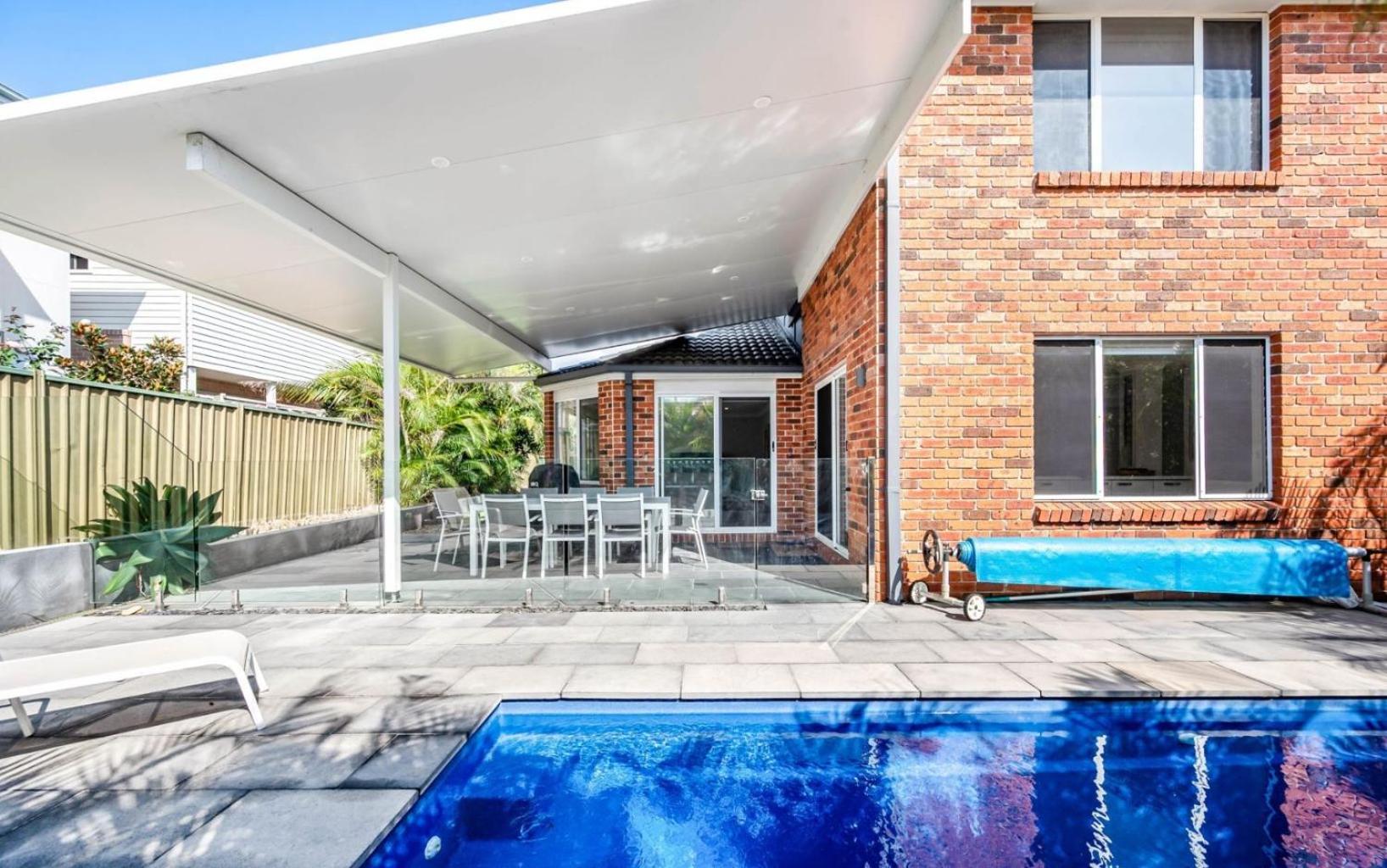 Cheerful 4-bedroom family retreat in Caves Beach