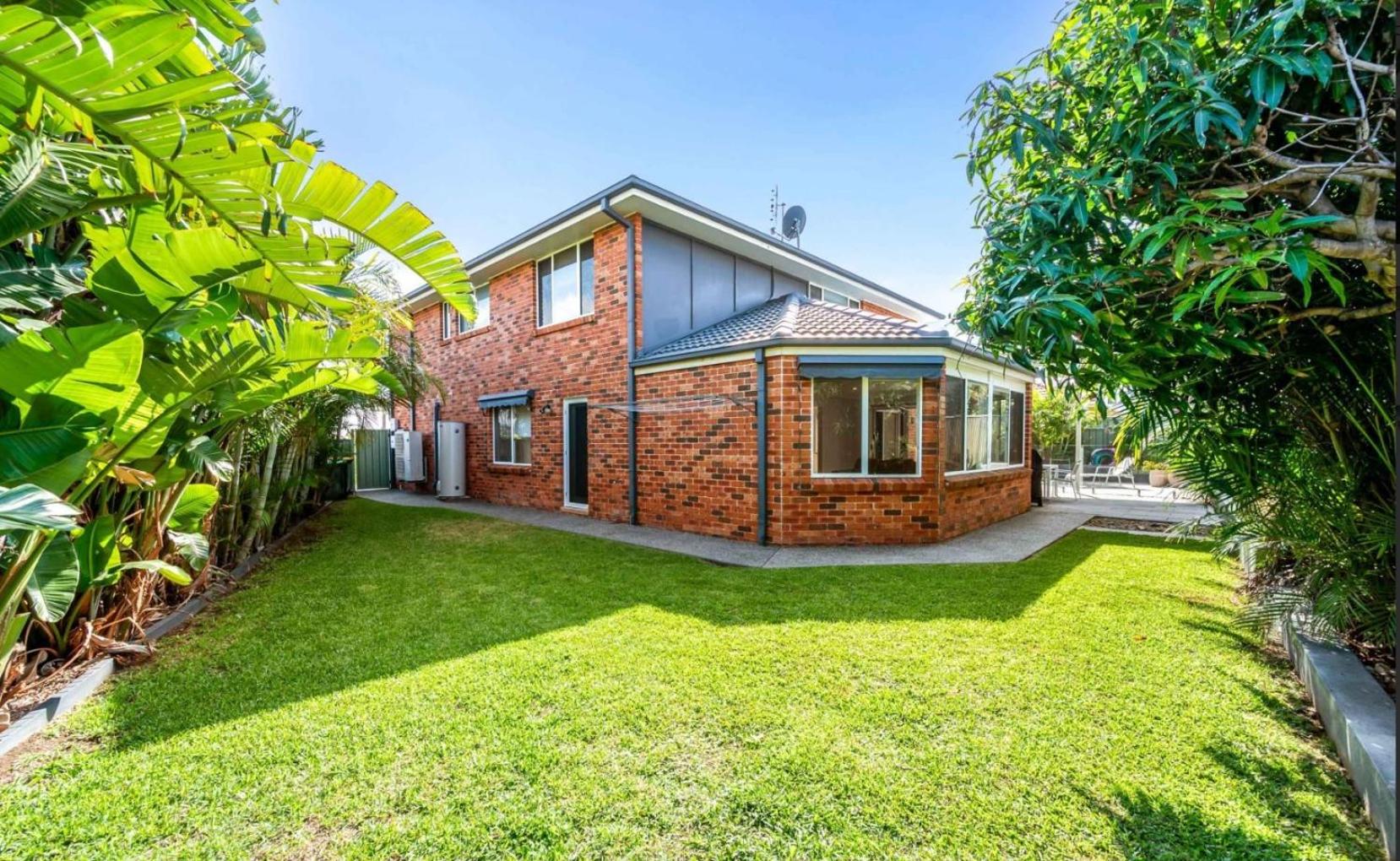 Cheerful 4-bedroom family retreat in Caves Beach