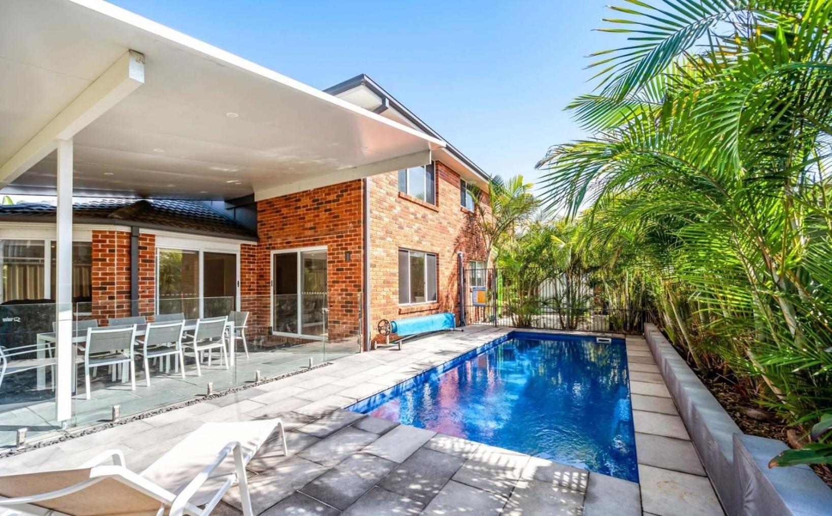 Cheerful 4-bedroom family retreat in Caves Beach