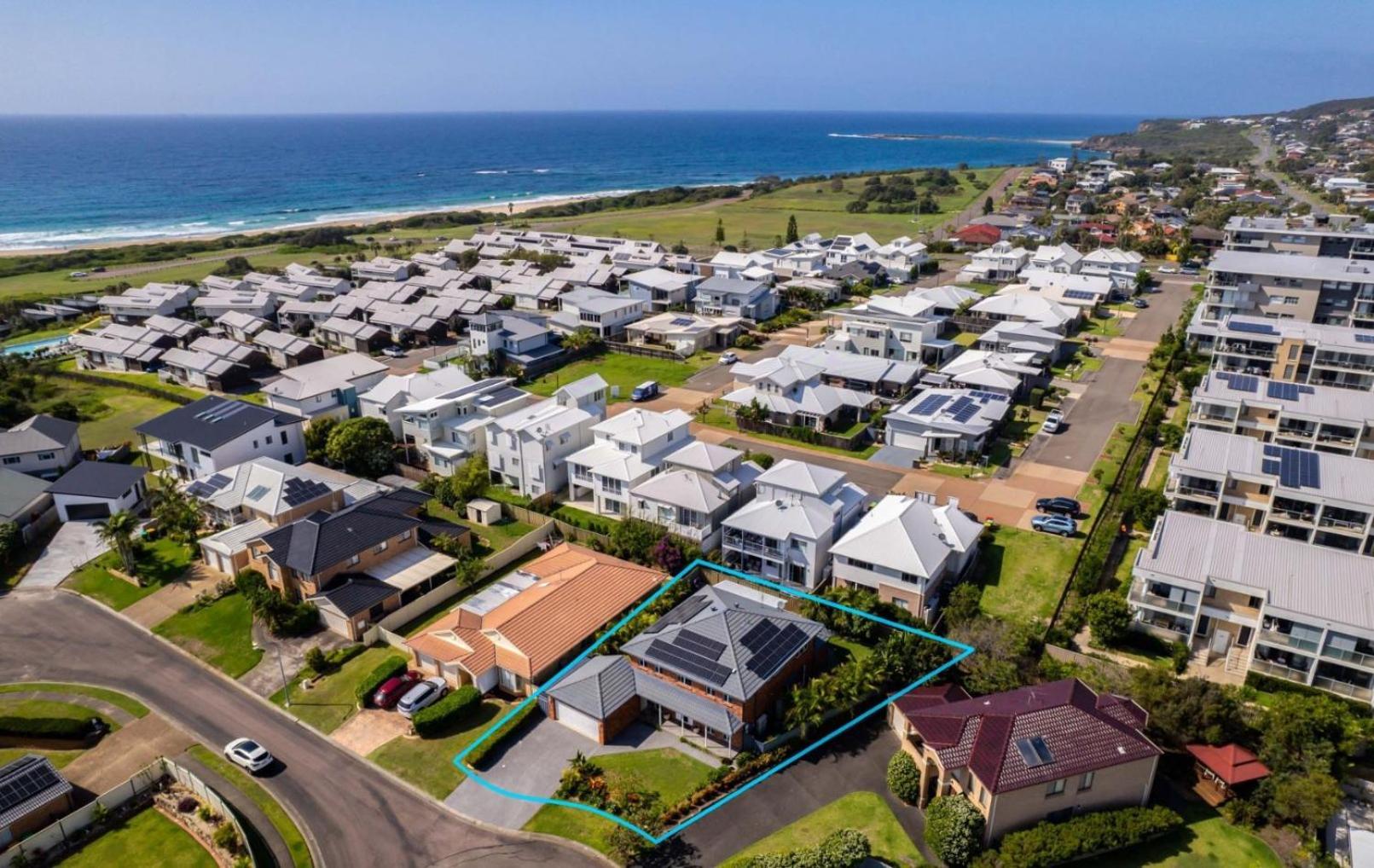 Cheerful 4-bedroom family retreat in Caves Beach
