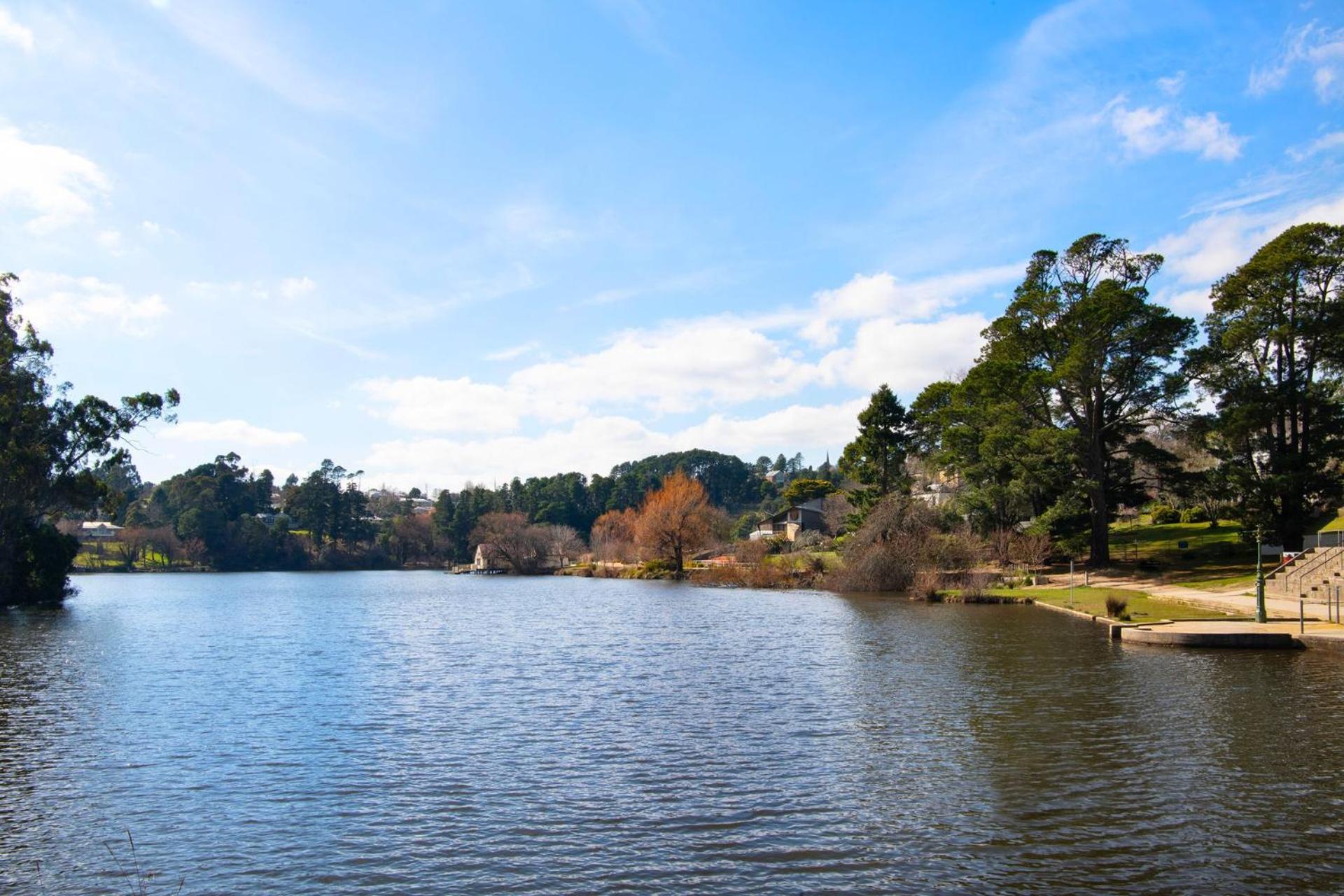 Lakeview - spacious home by the lake