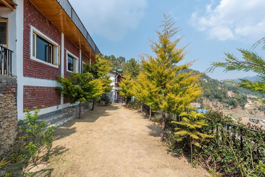 Pet-Friendly 2 bedroom mountain view cottage view 2