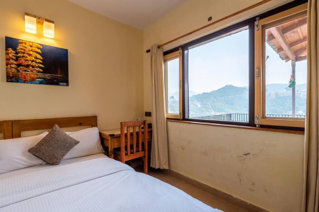 Pet-Friendly 2 bedroom mountain view cottage view 4