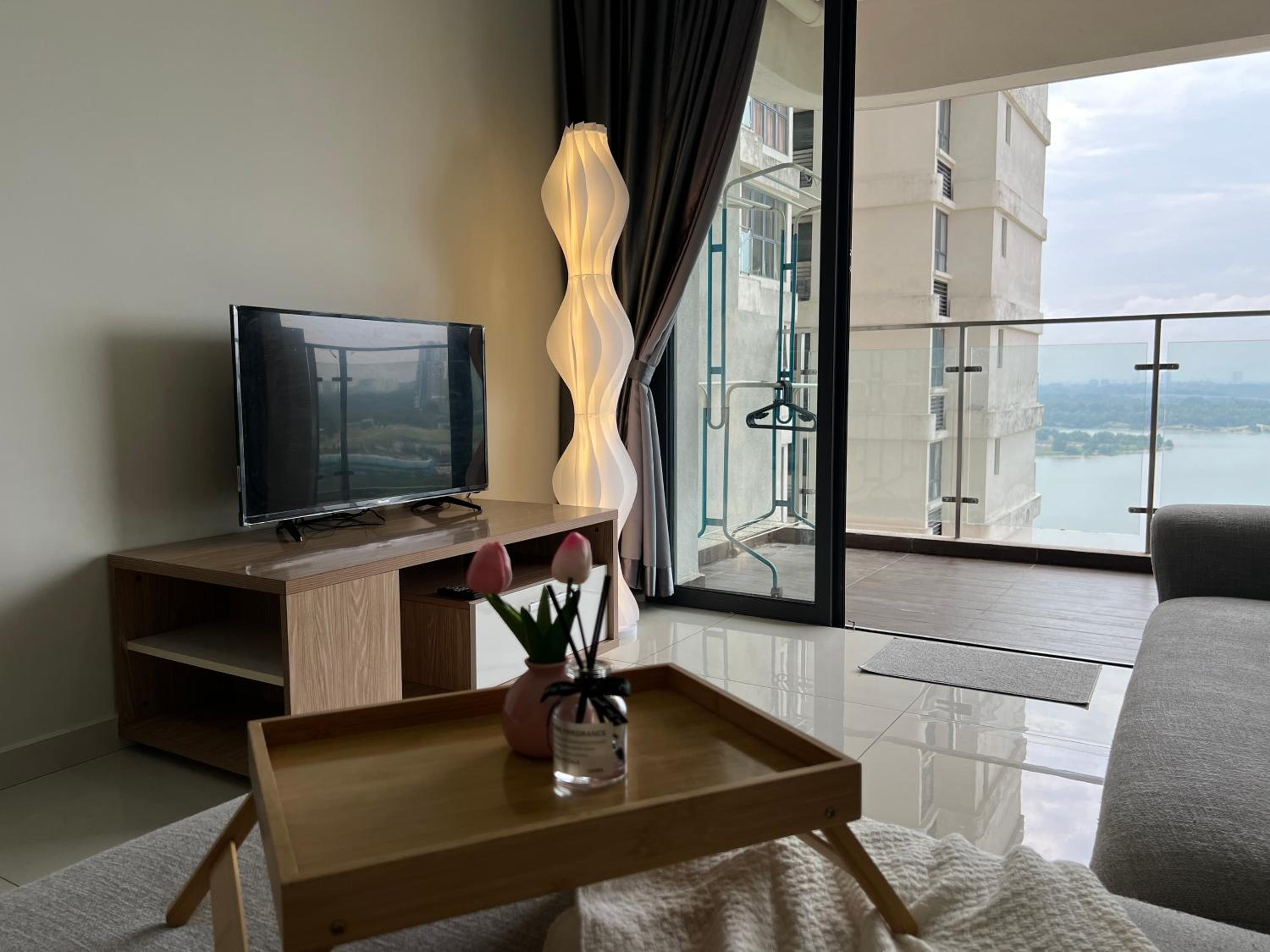 DangaBay 2R 4pax with Balcony Seaview near CIQ by Wehome