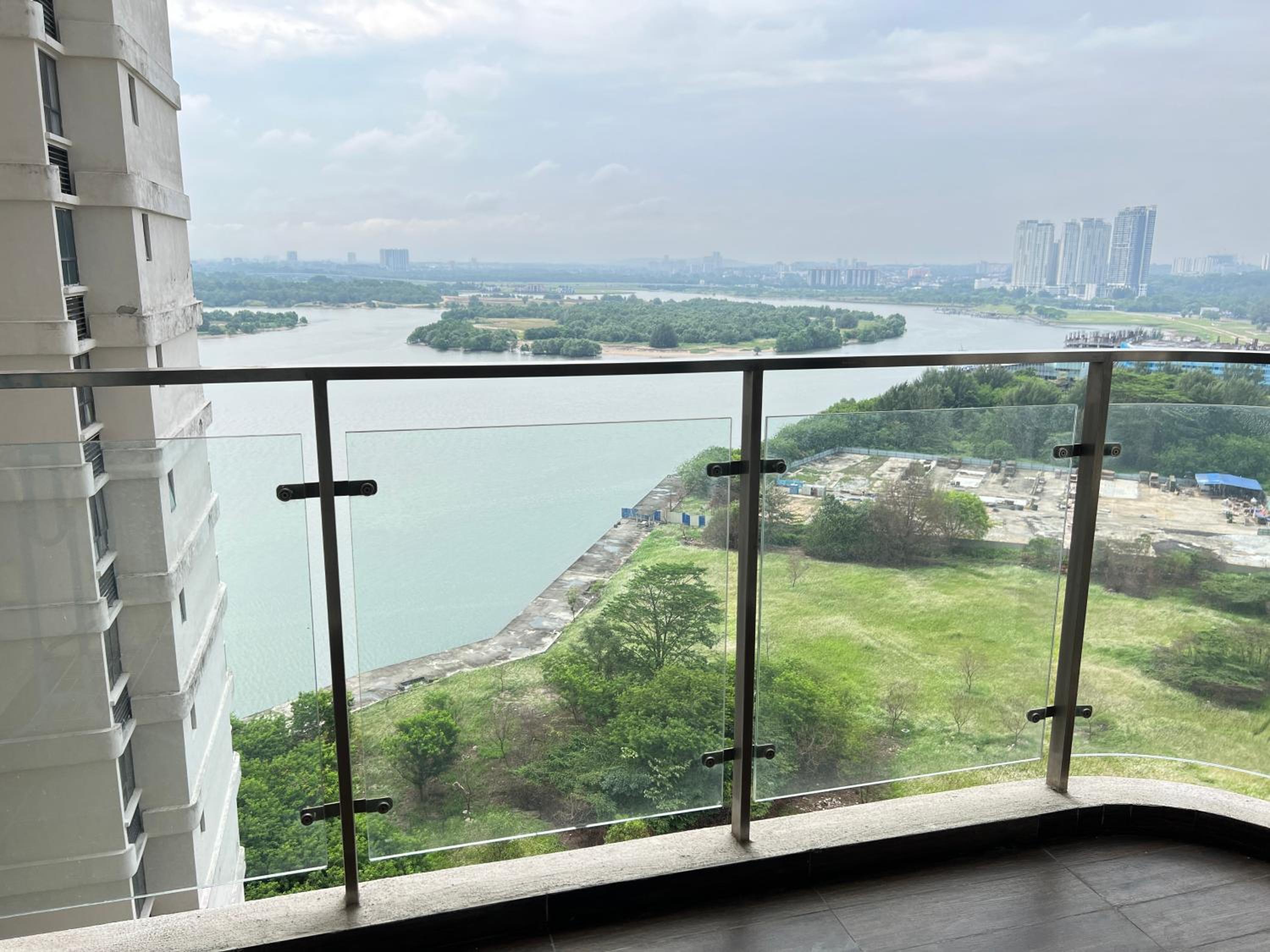 DangaBay 2R 4pax with Balcony Seaview near CIQ by Wehome
