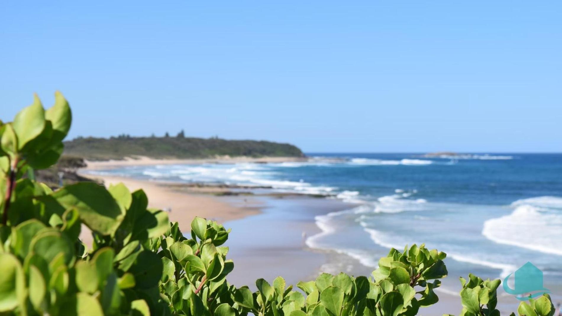 Caves Beach Retreat - close to beach and shops