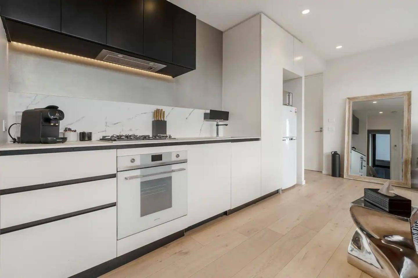 Trendy New York-Style Condo in Vibrant St Kilda