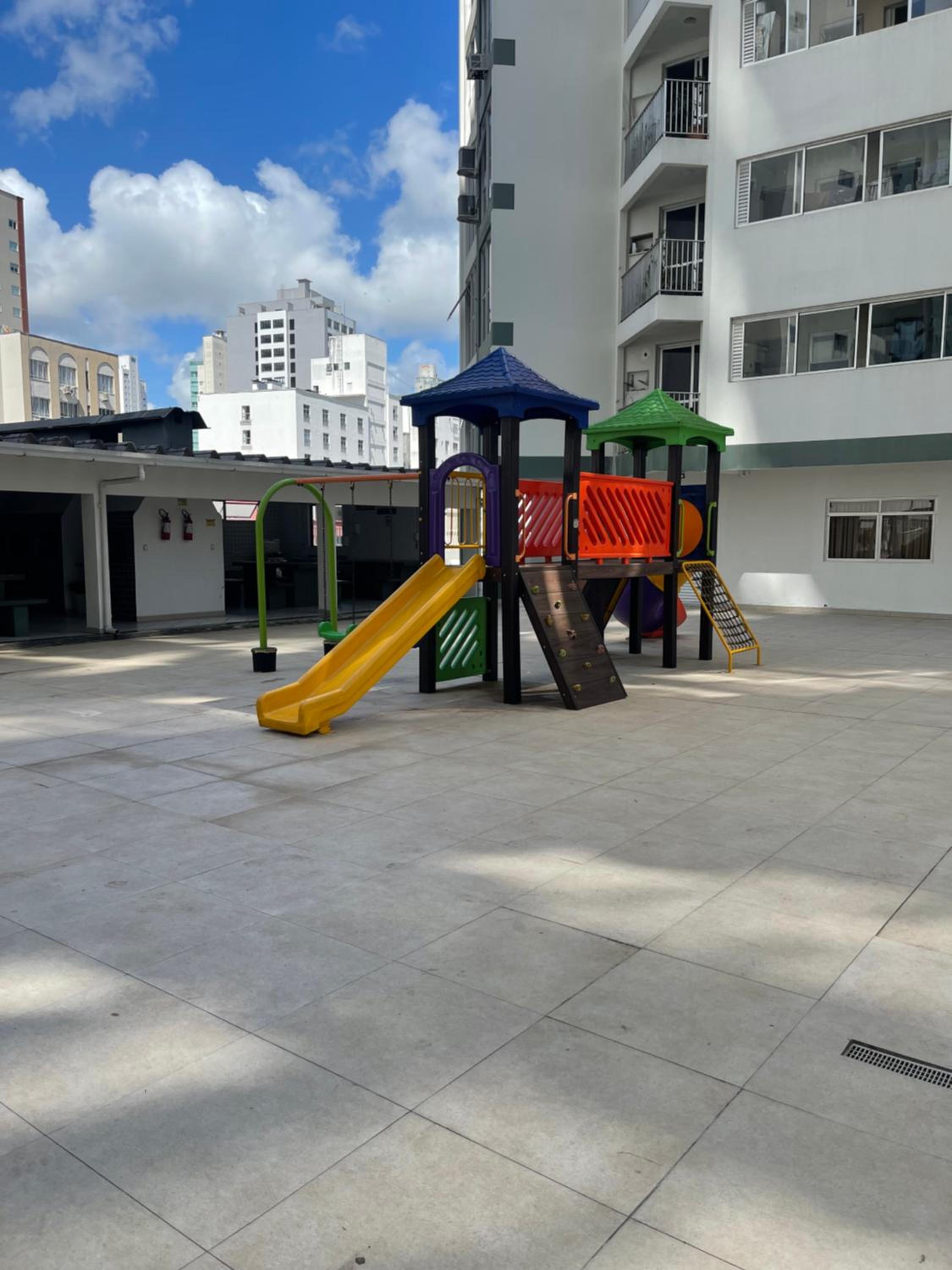 Suíte estilosa com garagem, bem localizado quadra mar, no centro de Balneário Camboriú