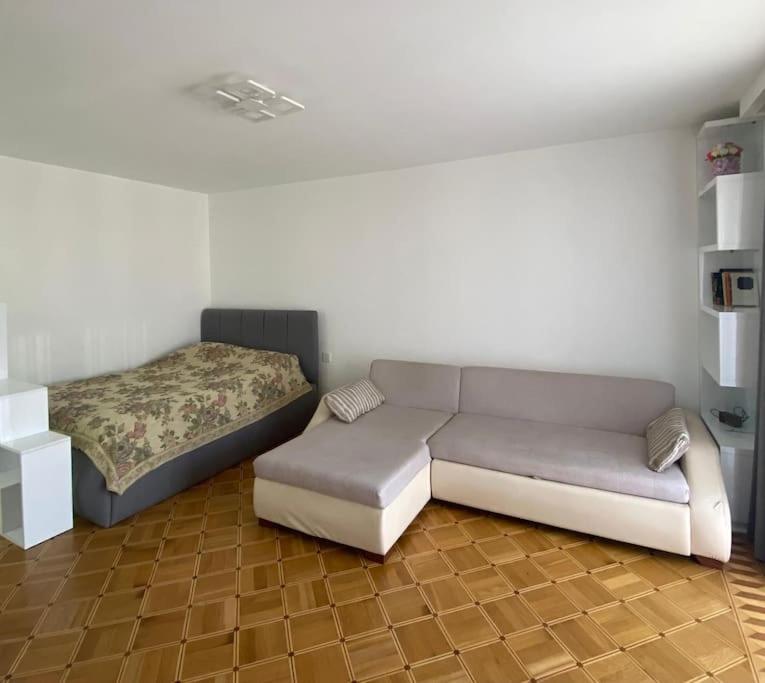 Deluxe Studio Apartment with sunny balcony view